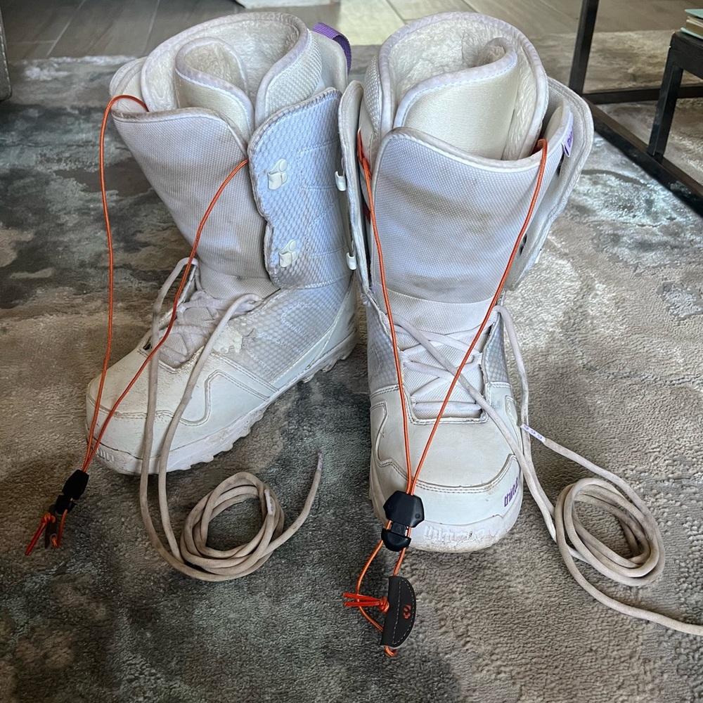 Very used. Women’s size 9 (fits like 8) Thirtytwo snowboard boots. Come as is.😊